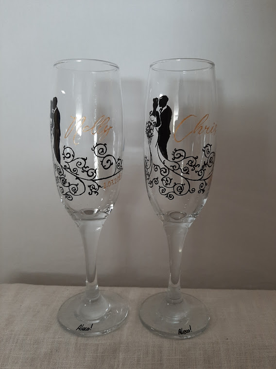 Flûte à champagne de mariage personnalisée Aleco, peinte à la main avec une silhouette de mariée de dos en robe de dentelle, cadeau artisanal unique pour mariés ou témoins.