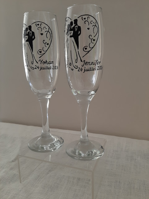 Flûte à champagne de mariage personnalisée Aleco, peinte à la main avec une silhouette de mariée de dos en robe de dentelle, cadeau artisanal unique pour mariés ou témoins.