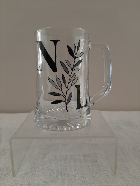 Chope à bière de mariage personnalisée Aleco, peinte à la main avec une silhouette de mariée de dos en robe de dentelle, cadeau artisanal unique pour mariés ou témoins.