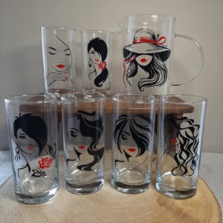 Service de 6 verres hauts et une carafe assortie peints à la main avec des silhouettes de femmes élégantes en noir et rouge, artisanat d'art de Vendée.