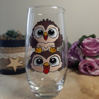 Verre haut transparent avec deux chouettes brunes peintes à la main, l'une sur l'autre, avec de grands yeux expressifs, artisanat d'art Aleco.