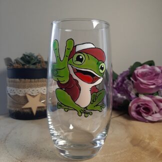 Verre haut avec une grenouille verte peinte à la main faisant le signe de la paix (V), portant une casquette et une veste bordeaux, artisanat Aleco.