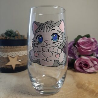 Verre haut avec un petit chat gris aux grands yeux bleus peint à la main, formant un cœur avec ses pattes, artisanat de Vendée Aleco.