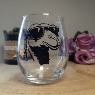 Verre gobelet transparent arrondi avec un chameau peint à la main en noir et blanc, portant des lunettes de soleil noires, artisanat de Vendée Aleco.