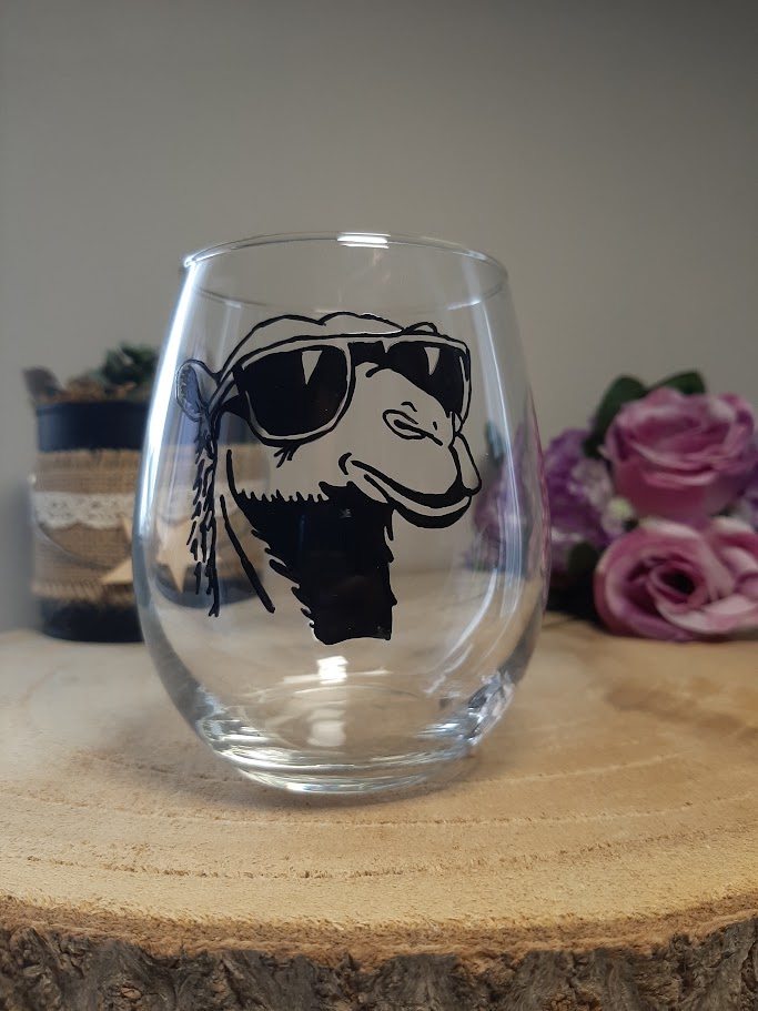 Verre gobelet transparent arrondi avec un chameau peint à la main en noir et blanc, portant des lunettes de soleil noires, artisanat de Vendée Aleco.