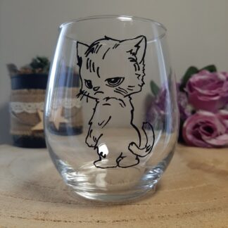 Verre gobelet transparent arrondi avec l'illustration d'un petit chat noir boudeur peinte à la main, style graphique minimaliste, artisanat Aleco.