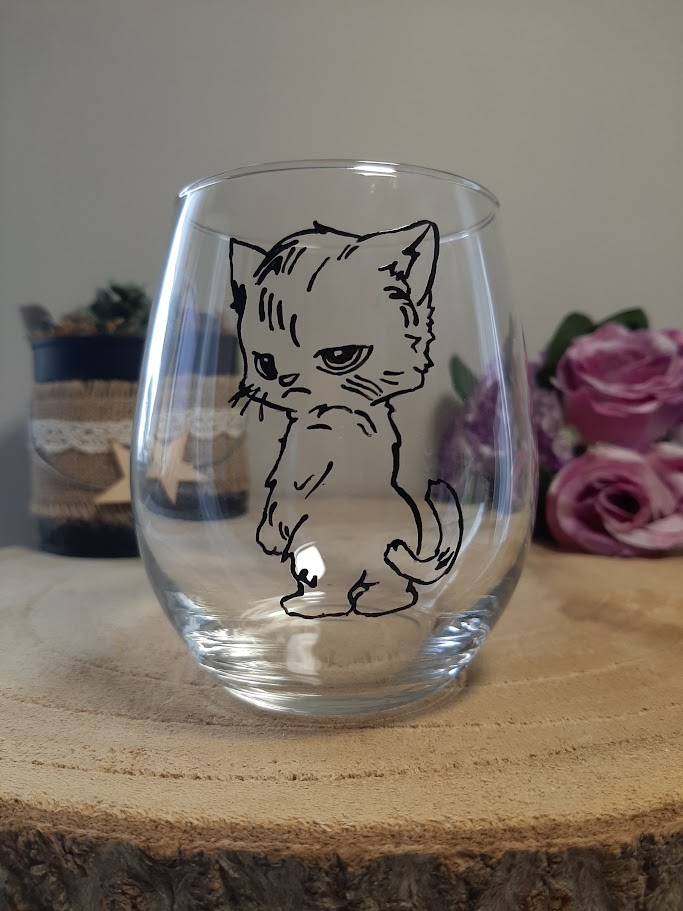 Verre gobelet transparent arrondi avec l'illustration d'un petit chat noir boudeur peinte à la main, style graphique minimaliste, artisanat Aleco.