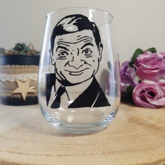 Verre gobelet arrondi avec le portrait de Mr Bean (Rowan Atkinson) peint à la main en noir, style graphique expressif, artisanat de Vendée Aleco.