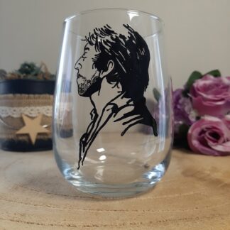 Verre gobelet arrondi avec le portrait de profil de Serge Gainsbourg peint à la main en noir, style artistique et graphique, artisanat de Vendée Aleco.