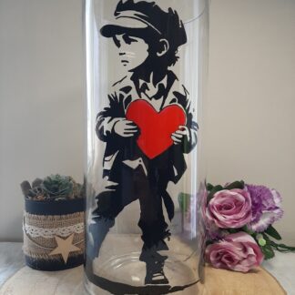 Grand vase cylindrique en verre avec l'illustration d'un petit garçon style graffiti tenant un gros cœur rouge, peint à la main par Aleco.