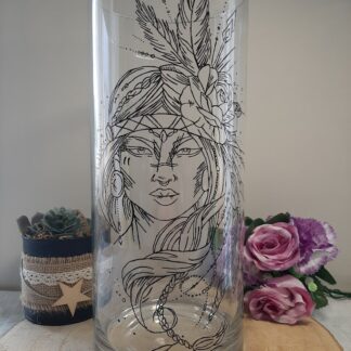 Grand vase cylindrique transparent avec le portrait détaillé d'une femme amérindienne portant une coiffe de plumes et une fleur, peint à la main en noir, artisanat Aleco.