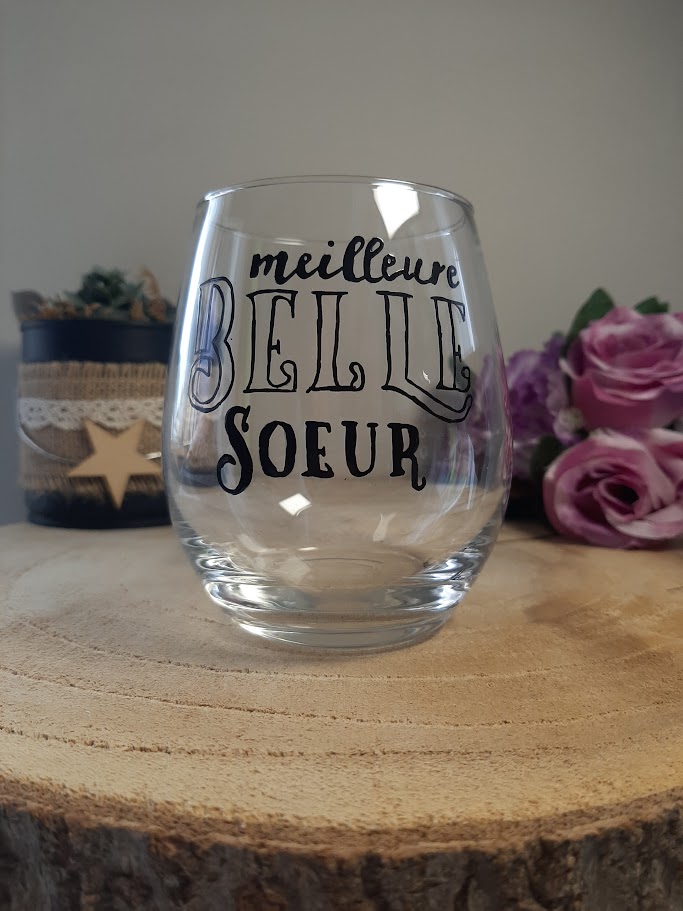 Verre gobelet transparent arrondi avec l'inscription calligraphiée "Meilleure BELLE SOEUR" peinte à la main en noir, style graphique moderne, artisanat Aleco.