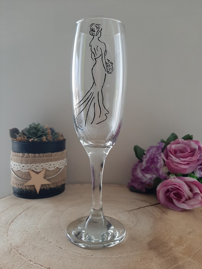 Flûte à champagne de mariage personnalisée Aleco, peinte à la main avec une silhouette de mariée de dos en robe de dentelle, cadeau artisanal unique pour mariés ou témoins.