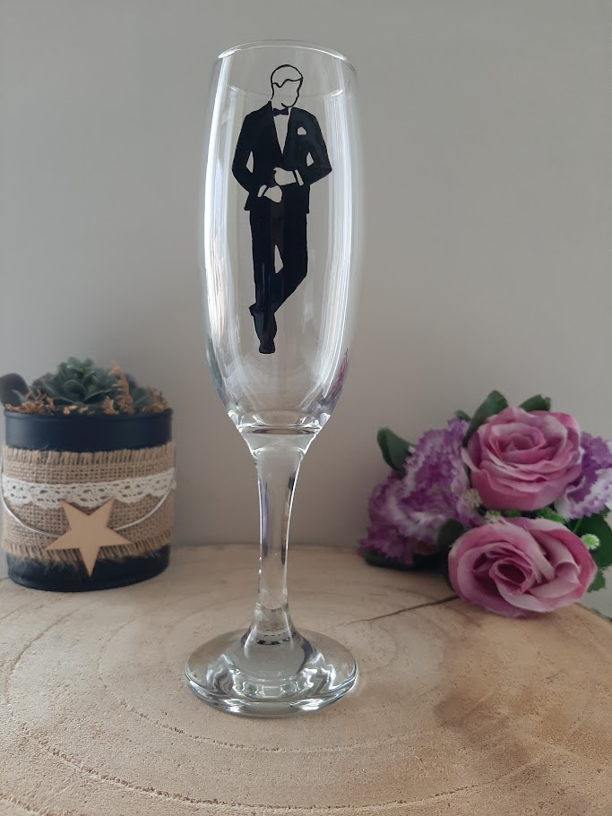 Flûte à champagne de mariage personnalisée Aleco, peinte à la main avec une silhouette de mariée de dos en robe de dentelle, cadeau artisanal unique pour mariés ou témoins.