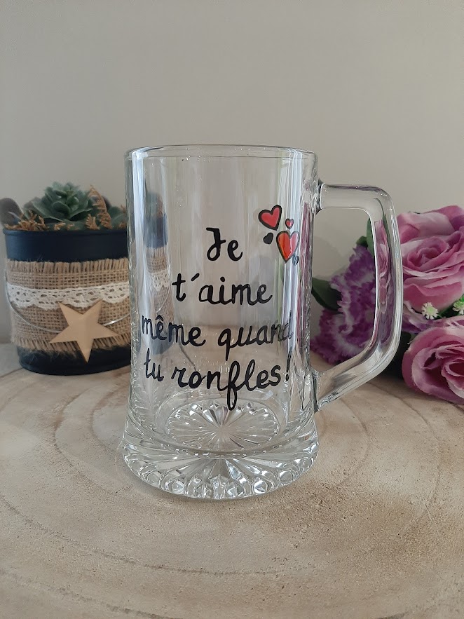 Chope de bière en verre transparent avec l'inscription humoristique "Je t'aime même quand tu ronfles !" et trois petits cœurs rouges peints à la main, artisanat Aleco.