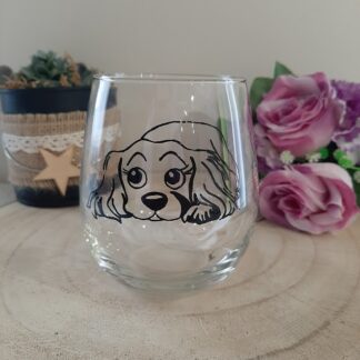 Verre gobelet arrondi avec l'illustration d'un petit chien aux longues oreilles et aux grands yeux peinte à la main en noir, artisanat Aleco Vendée.