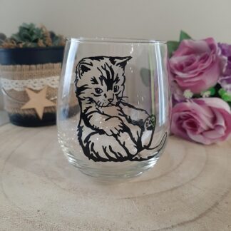 Verre gobelet transparent arrondi avec l'illustration d'un petit chaton tigré assis, peint à la main en noir, artisanat Aleco Vendée.