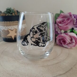 Verre gobelet transparent arrondi avec l'illustration d'un petit chaton caché peinte à la main en noir, style graphique et mignon, artisanat Aleco.