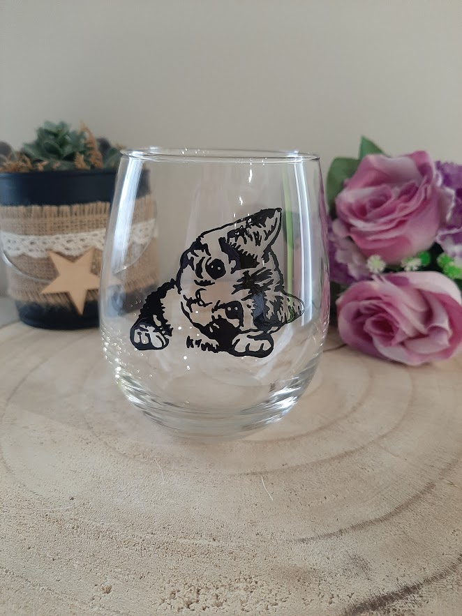 Verre gobelet transparent arrondi avec l'illustration d'un petit chaton caché peinte à la main en noir, style graphique et mignon, artisanat Aleco.