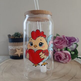 Gobelet en verre avec paille et couvercle en bambou, décoré d'un petit poussin coloré tenant un cœur rouge, peint à la main, création artisanale Aleco.