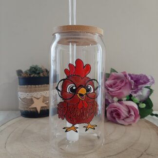 Gobelet en verre avec paille et couvercle en bambou, illustré d'un petit coq rouge rigolo portant des lunettes noires, peint à la main, artisanat Aleco Vendée.
