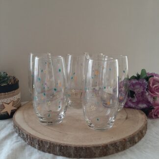 Ensemble de six verres hauts transparents décorés de petites fleurs parsemées de couleurs jaune, orange, violet et turquoise, peints à la main, artisanat Aleco.