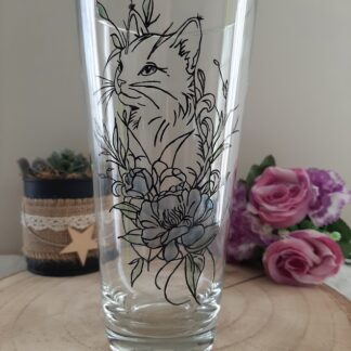 Petit vase transparent de forme évasée, illustré d'un chat entouré de pivoines et de feuillages peints à la main avec des touches de vert et de gris, artisanat Aleco Vendée.