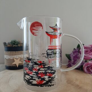 Pichet en verre transparent décoré d'un paysage japonais avec un grand soleil rouge, une pagode et des fleurs de lotus, peint à la main en noir et rouge, artisanat Aleco