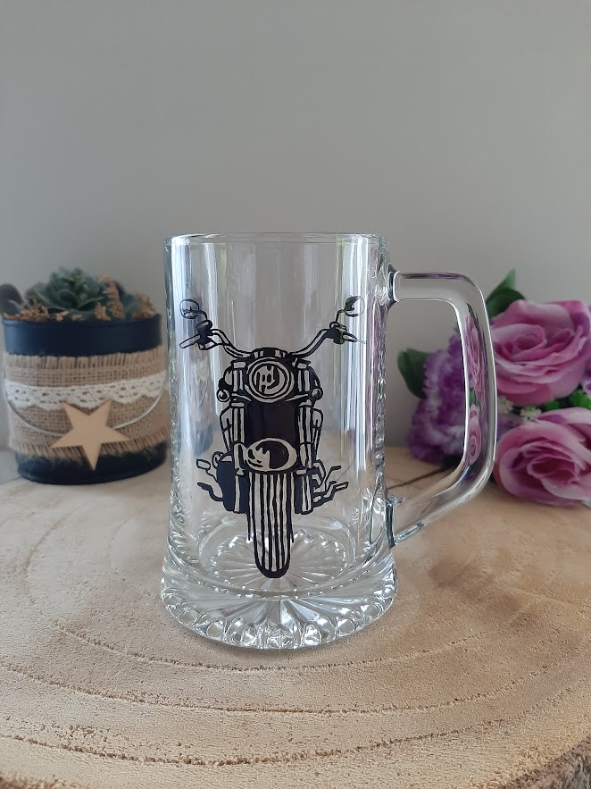 chope à bière en verre transparent avec anse, décorée d'une illustration de face d'une moto de style custom peinte à la main en noir, artisanat Aleco.