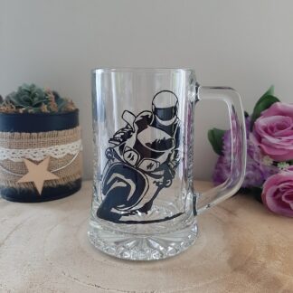 chope à bière en verre transparent avec anse, illustrée d'un motard avec casque penché dans un virage, peinte à la main à l'encre noire, artisanat Aleco.