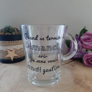 Mug en verre transparent avec anse, portant l'inscription humoristique calligraphiée à la main en noir : "Quand se termine le Dimanche soir Je sens venir Lundi gestion", artisanat Aleco.