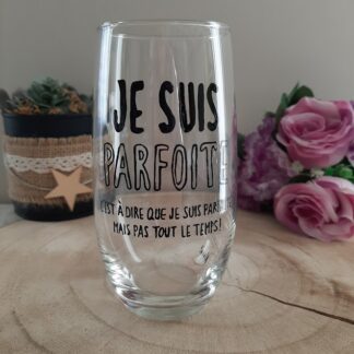 Grand verre de forme allongée (tube) en verre transparent, avec l'inscription humoristique peinte à la main : "JE SUIS PARFOITE, c'est-à-dire que je suis parfaite, mais pas tout le temps !", artisanat Aleco.