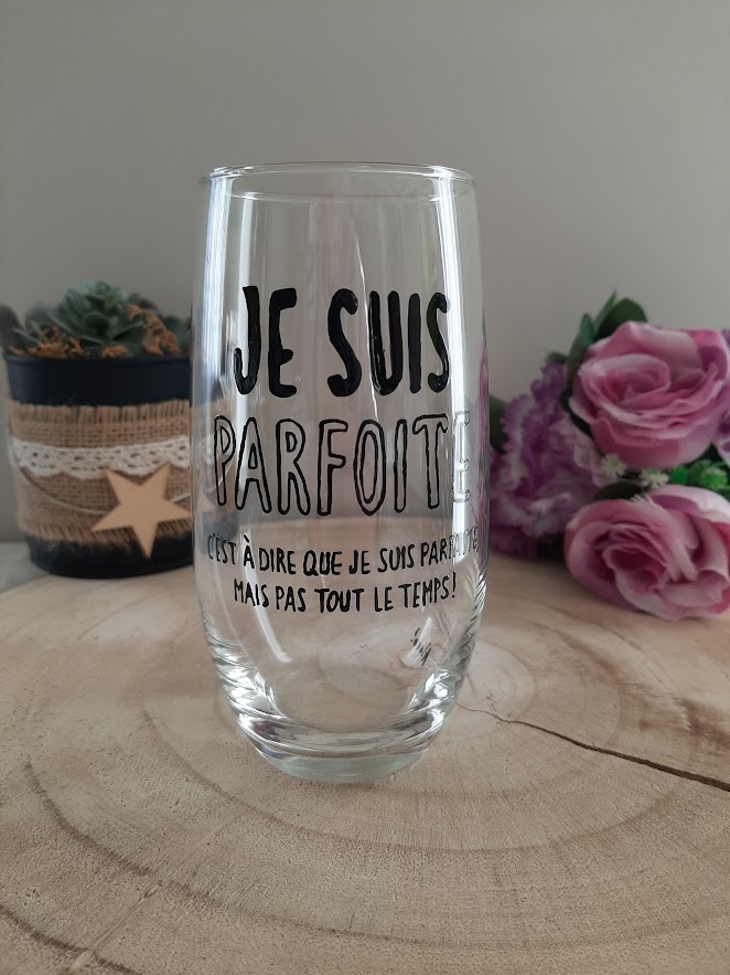 Grand verre de forme allongée (tube) en verre transparent, avec l'inscription humoristique peinte à la main : "JE SUIS PARFOITE, c'est-à-dire que je suis parfaite, mais pas tout le temps !", artisanat Aleco.