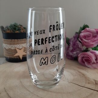 Grand verre tube transparent décoré d'une inscription humoristique peinte à la main en noir : "SI TU VEUX FRÔLER LA PERFECTION, PASSE À CÔTÉ DE MOI.", artisanat Aleco