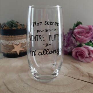 Grand verre tube transparent avec une inscription humoristique peinte à la main en noir : "Mon secret pour avoir le VENTRE PLAT ? - je - m'allonge !", artisanat Aleco.