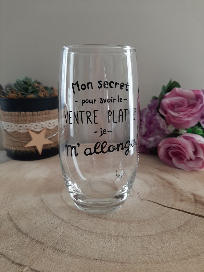 Grand verre tube transparent avec une inscription humoristique peinte à la main en noir : "Mon secret pour avoir le VENTRE PLAT ? - je - m'allonge !", artisanat Aleco.