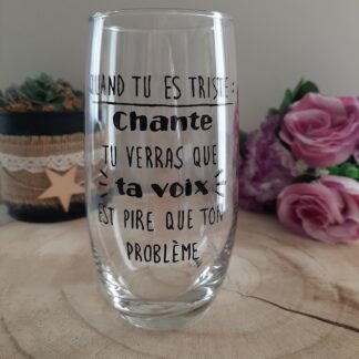 Grand verre tube transparent affichant un conseil humoristique peint à la main en noir : "QUAND TU ES TRISTE : Chante TU VERRAS QUE ta voix EST PIRE QUE TON PROBLÈME", création artisanale Aleco.
