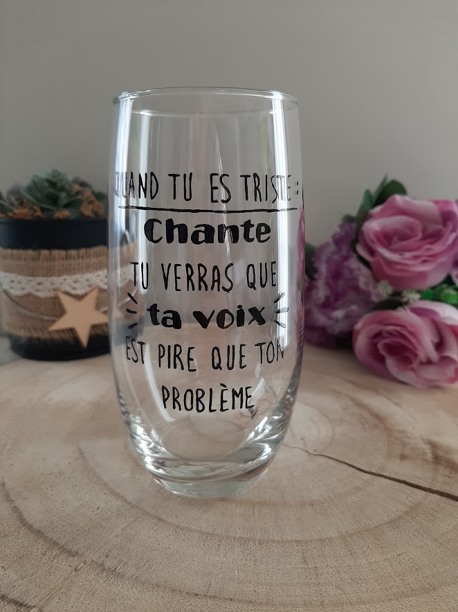 Grand verre tube transparent affichant un conseil humoristique peint à la main en noir : "QUAND TU ES TRISTE : Chante TU VERRAS QUE ta voix EST PIRE QUE TON PROBLÈME", création artisanale Aleco.