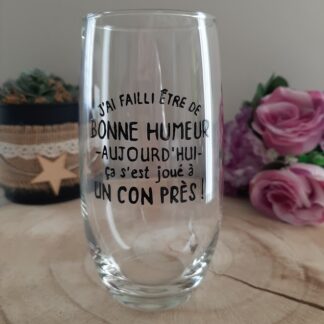 Grand verre tube en verre transparent avec une inscription humoristique peinte à la main en noir : "J'AI FAILLI ÊTRE DE BONNE HUMEUR AUJOURD'HUI ça s'est joué à UN CON PRÈS !", artisanat Aleco.