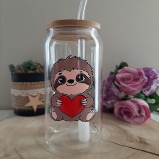 Gobelet en verre transparent avec couvercle en bambou et paille en verre, décoré d'un paresseux brun tenant un cœur rouge, peint à la main, artisanat Aleco.
