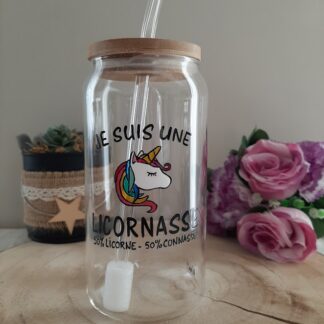 Gobelet en verre transparent avec couvercle en bambou et paille en verre, décoré d'une tête de licorne à la crinière multicolore et de l'inscription humoristique "JE SUIS UNE LICORNASSE 50% LICORNE - 50% CONNASSE", peint à la main, artisanat Aleco.