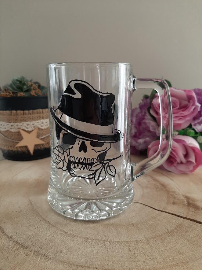 Chope à bière en verre peinte à la main  motif tête de mort avec rose dans la bouche- Idée cadeau personnalisée et artisanat de Vendée