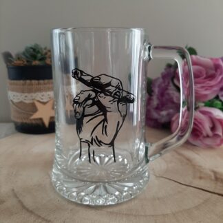chope à bière en verre transparent avec anse, décorée d'une illustration noire peinte à la main représentant une main tenant un cigare allumé, artisanat Aleco.