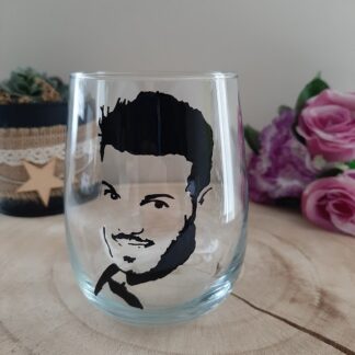 Verre décoré à la main portrait M Pokora cadeau original artisanat Vendée