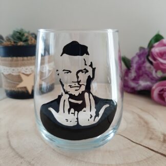 Verre peint à la main portrait Jul signe emblématique artisanat Vendée