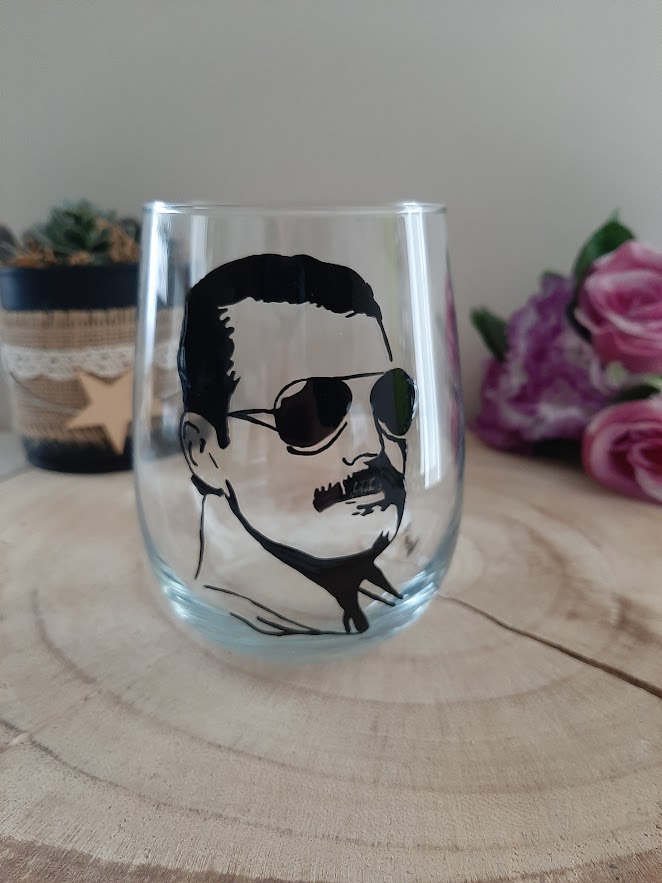 Verre peint à la main portrait Freddie Mercury icône rock artisanat Vendée