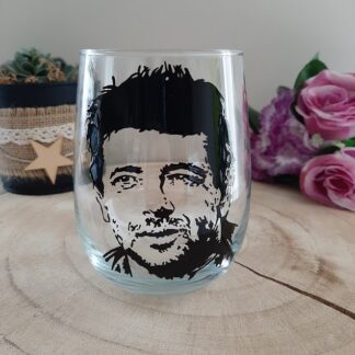 Verre peint à la main portrait Patrick Bruel chanteur artisanat Vendée