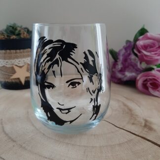 Verre peint à la main portrait Mylène Farmer icône chanson française artisanat Vendée
