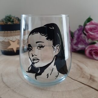 Verre peint à la main portrait Ariana Grande icône pop artisanat Vendée