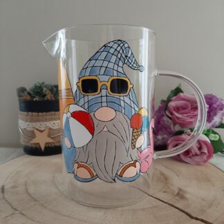 Pichet en verre transparent peint à la main avec un motif de gnome en vacances tenant une glace et une planche de surf, création artisanale Verres en Couleurs aleco